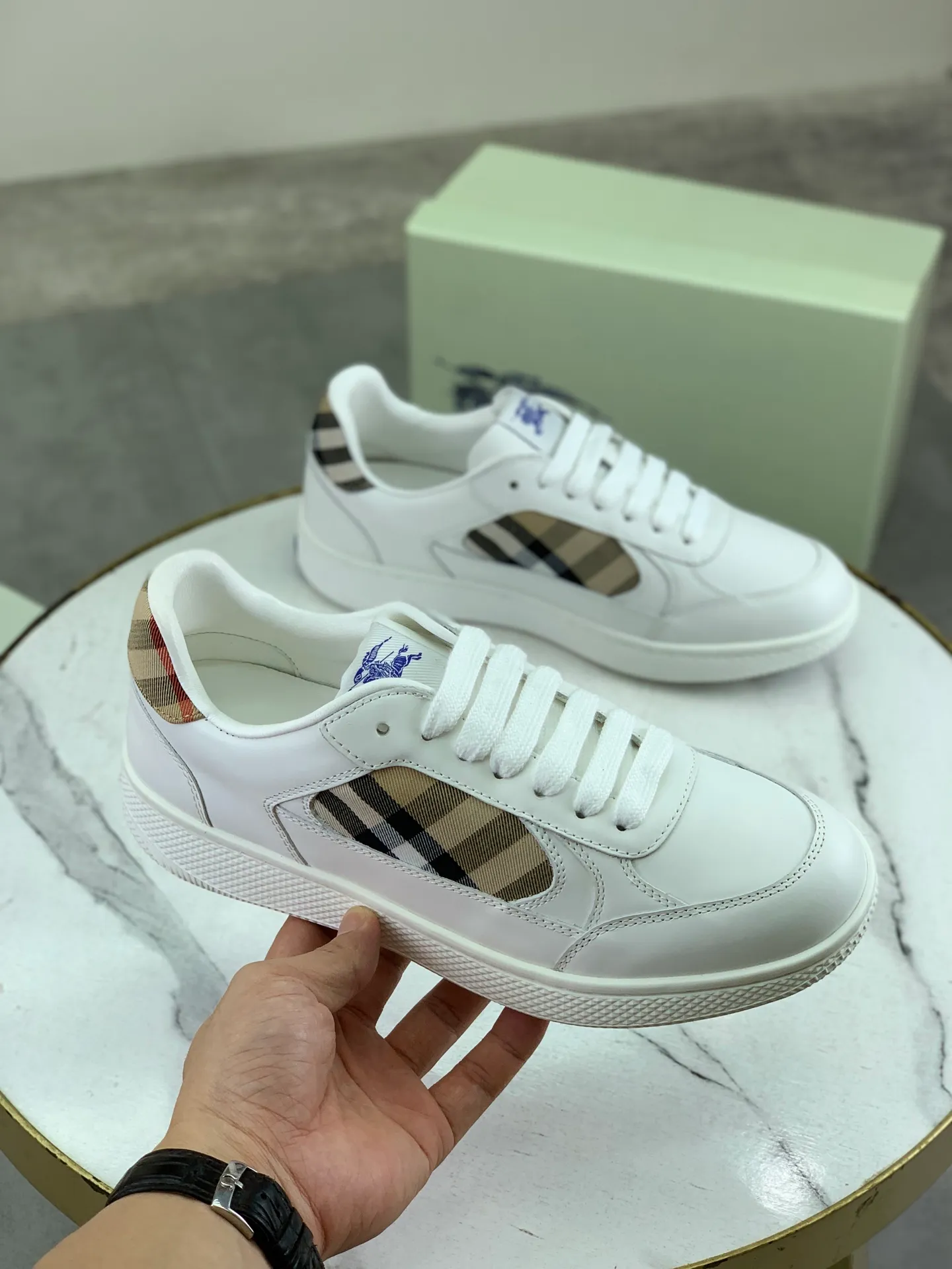 Factory price P640 [BURBERRY] Burberry - High-end quality original order (couples 🧑‍🤝‍🧑 style) - Upper: imported 🔝 original material - Lining: cowhide lining, feet; water-dyed cowhide - Outsole: ultra-light TPR rubber; two-color molded outsole - Super high quality control, fine workmanship: highlighted (high-end, extravagance, grade) -Size: 35-46 (male 38 46 Female 35 40 can be customized)·Color: Multiple colors available